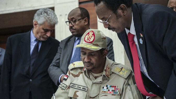 Jenderal Mohammed Hamdan Dagalo menandatangani dokumen pembagian kekuasaan dengan gerakan pro-demokrasi Sudan dan dewan militer yang berkuasa di Khartoum, Sudan, Rabu, 17 Juli 2019. (AP / Mahmoud Hjaj)