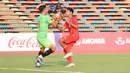 <p>Striker Timnas Indonesia U-22, Titan Agung Fawwazi (kanan) berusaha mencetak gol ke gawang Myanmar yang dikawal kiper Pyae Phyo Thu pada laga kedua Grup A SEA Games 2023 di Olympic Stadium, Phnom Penh, Kamboja, Kamis (4/5/2023). (Bola.com/Abdul Aziz)</p>