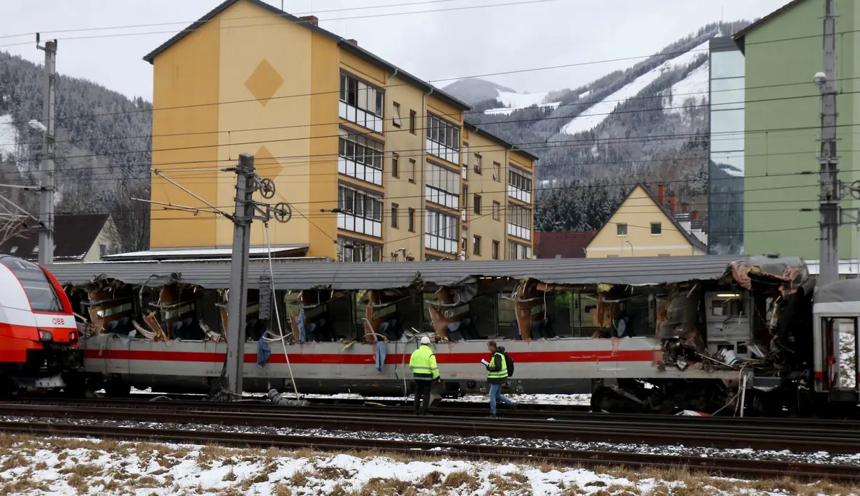 Kondisi salah satu rangkaian kereta penumpang yang terlibat tabrakan dengan kereta lainnya dekat stasiun di Niklasdorf, Austria, Senin (12/2). Kecelakaan tersebut terjadi setelah salah satu kereta menghatam sisi rangkaian kereta yang lain. (AP/Ronald Zak)