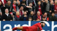 Mohamed Salah terjatuh saat dilanggar bek Leicester City (AFP)