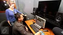 Nikita Mirzani saat melakukan rekaman lagu terbarunya di Kawasan Cipete, Jakarta, Rabu (13/1/2016). Nikita Mirzani kembali terjun di dunia entertainment melalui tarik suara dengan membawakan lagu bergenre Dangdut Remix. (Liputan6.com/Immanuel Antonius)