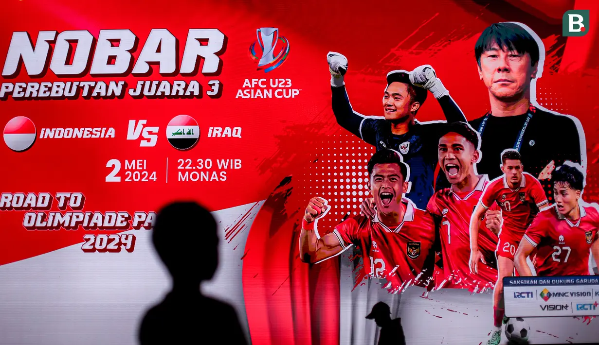 Para penonton meninggalkan tempat nonton bareng pertandingan perebutan juara ketiga Piala Asia U-23 2024 antara Timnas Indonesia U-23 melawan Irak U-23 di Kompleks Monumen Nasional (Monas), Jakarta, Kamis (03/05/2024). (Bola.com/Bagaskara Lazuardi)