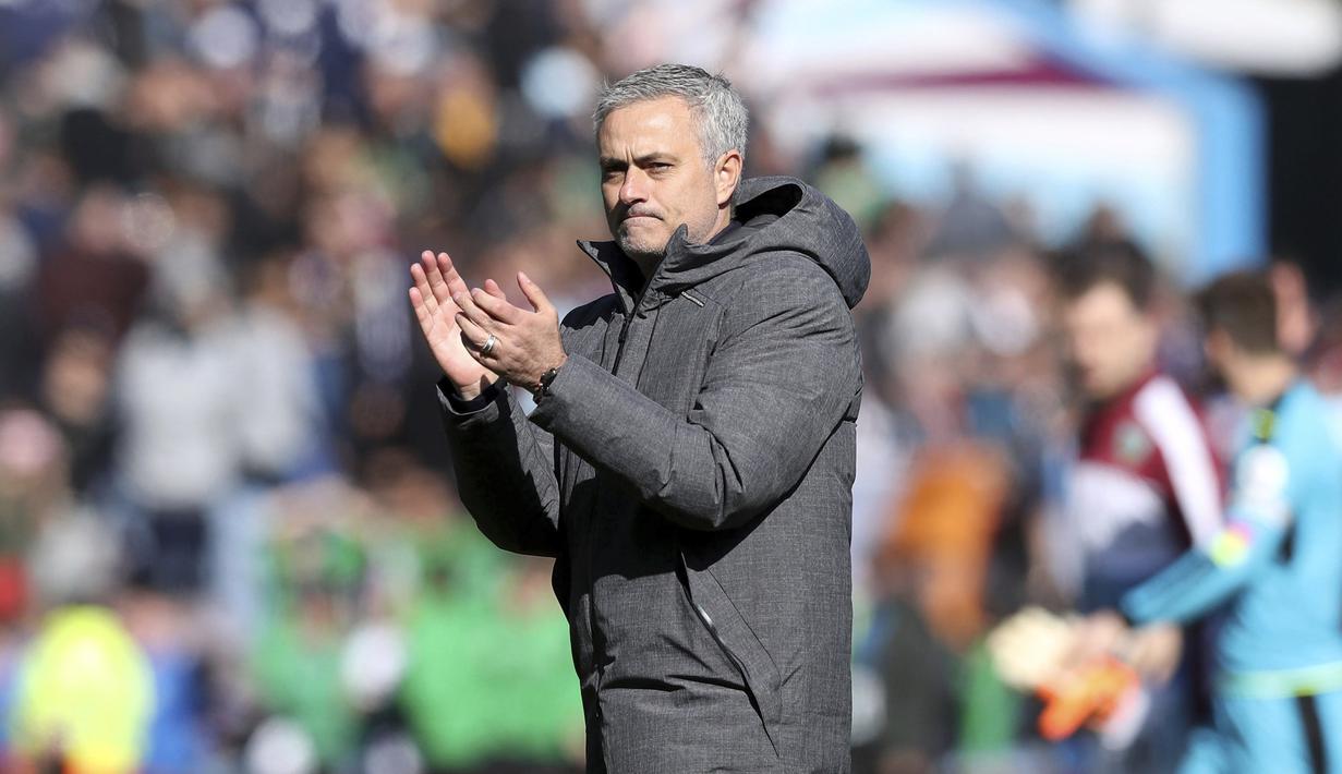 Pelatih Manchester United, Jose Mourinho memberikan salam kepada fans usai timnya menang atas Burnley pada lanjutan Premier League di Turf Moor Stadium, Burnley, Minggu (23/4/2017). MU menang 2-0.  (Martin Rickett/PA via AP)