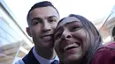 Giuliana pun meminta kepada Cristiano Ronaldo untuk melakukan swafoto bersama. Suami dari Georgina Rodriguez pun terlihat sumringah saat keduanya berfoto bersama. Hal ini jarang terlihat ketika Cristiano Ronaldo saat membela Manchester United. (AP Photo/Armando Franca)