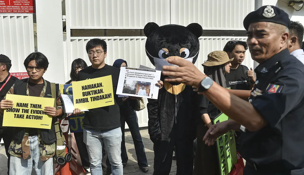 Greenpeace Malaysia dan Himpunan Advocacy Rakyat Malaysia (HARAM) menggelar aksi damai di depan Kedutaan Besar Indonesia di Kuala Lumpur, Jumat, 4 September 2026. (AFP/ Arif Kartono)
