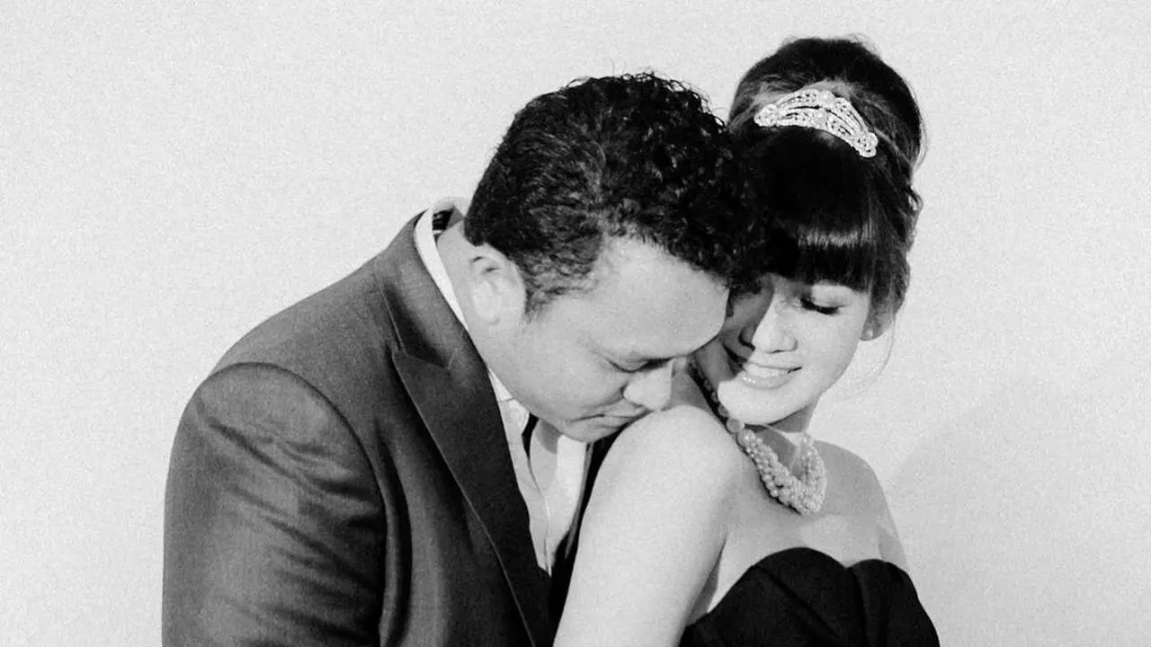Potret Maternity Shoot Gilang Dirga dan Adiezty Fersa yang Bergaya Klasik dalam Balutan Versace