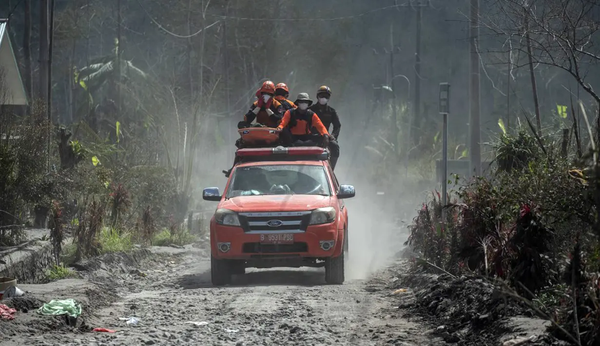 Petugas penyelamat melakukan operasi pencarian pascaerupsi Gunung Semeru di Desa Curah Kobokan, Lumajang, Jawa Timur, 10 Desember 2021. Genap satu minggu tim SAR melakukan pencarian korban erupsi Gunung Semeru , operasi pencarian korban pun diperpanjang tiga hari lagi. (Juni Kriswanto/AFP)