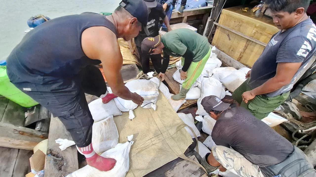 FOTO: TNI AL Gagalkan Penyelundupan Bijih Timah Ilegal di Selat Bangka