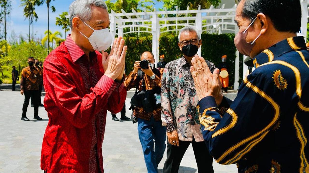 Presiden Jokowi menyambut kedatangan PM Singapura Lee Hsien Loong di Bintan, Kepulauan Riau, Selasa (25/1/2022).