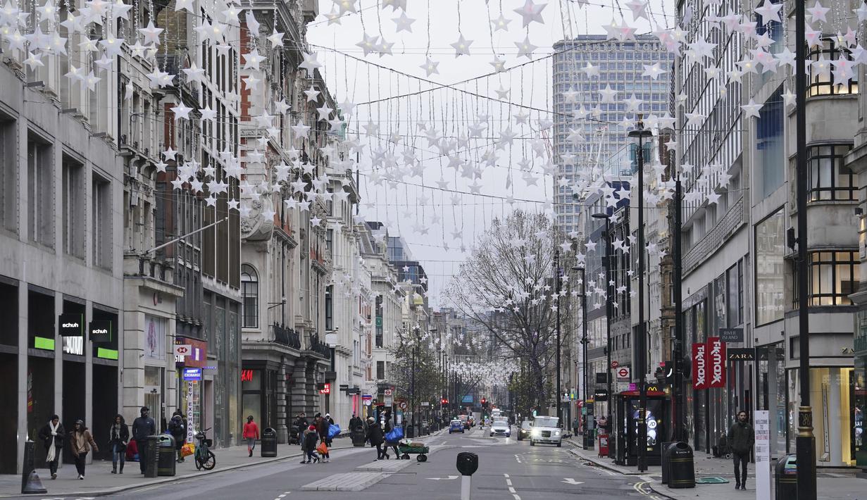 Oxford Street di pusat kota London saat kosong pada Hari Natal, Sabtu, (25/12/2021). Gelombang virus corona varian omicron memaksa gereja untuk membatalkan atau menskalakan kembali layanan dan mengganggu rencana perjalanan dan pertemuan keluarga. (Jonathan Brady/PA via AP)