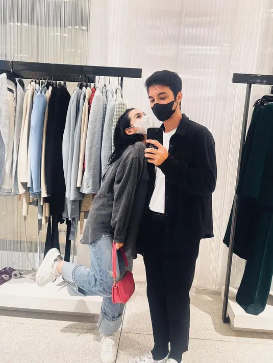 Foto lainnya memperlihatkan Sandrinna dan Junior yang kompak pakai outfit kasual dengan kemeja. @sandrinna_11.