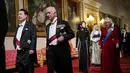 Permaisuri Camilla sambut rombongan Presiden Korea Selatan dengan gaun klasik velvet merah [@theroyalfamily]