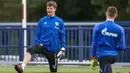 Pemain Schalke 04, Alexander Nuebel, melakukan latihan di Gelsenkirchen (12/5/2020). Sejumlah klub menggelar latihan jelang bergulirnya kembali liga-liga di Eropa. (AFP/Tim Rehbein)