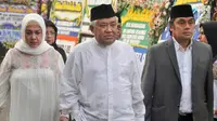 Mantan Ketua Umum PP Muhammadiyah Din Syamsuddin menghadiri persemayaman Ani Yudhoyono di Puri Cikeas, Bogor, Jawa Barat, Minggu (2/6/2019). Sejumlah tokoh terus berdatangan jelang pemakaman istri presiden ke-6 RI Susilo Bambang Yudhoyono (SBY) tersebut. (Liputan6.com/Immanuel Antonius)