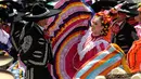 Pasangan menari mengikuti irama musik tradisional mariachi untuk memecahkan Rekor Dunia Guinness di Guadalajara, Meksiko pada 24 Agustus 2019. Sebanyak 882 orang menari dengan kostum tradisional dalam upaya memecahkan rekor dunia untuk kategori tarian rakyat terbesar. (ULISES RUIZ/AFP)