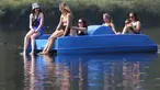 Sejumlah wanita bersantai di perahu kayuh di The Serpentine di Hyde Park di London, Rabu, (12/8/2020). Peringatan badai masih berlaku untuk sebagian besar Inggris pada hari Rabu, sementara suhu tinggi diperkirakan lagi di banyak bagian Inggris. ( AP Photo / Kirsty Wigglesworth)