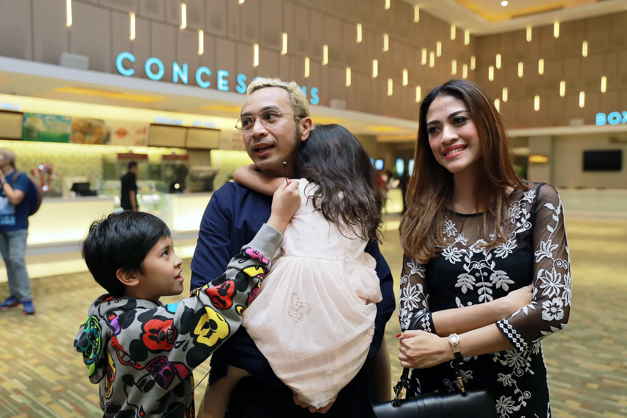 Giring Nidji dan keluarga. (Adrian Putra/Bintang.com)