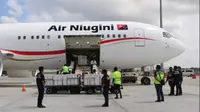 Bea Cukai melakukan pengawasan dan pemeriksaan atas kedatangan sarana pengangkut Air Niugini asal Papua Nugini yang membawa vanili dengan total berat 20 ribu kilogram, Minggu (7/6) di bandara Yogyakarta International Airport.