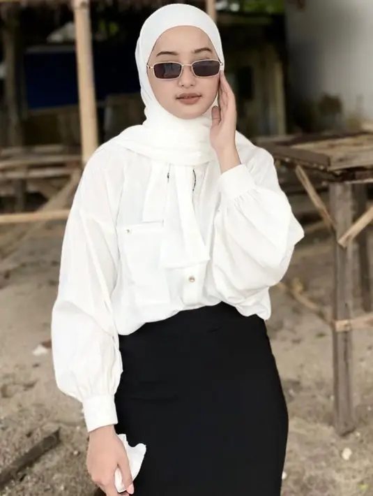 Selain berprestasi, paras cantik Eveline juga sukses mencuri perhatian. Gayanya pun terlihat stylish dan kekinian.