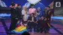Penyanyi dangdut senior Hamdan ATT mendapatkan penghargaan Lifetime Achievement dalam acara Indonesian Dangdut Awards 2021 di Studio 5 Indosiar, Jakarta, Rabu (1/12/2021). Penghargaan diberikan atas dedikasi Hamdan ATT untuk musik dangdut di tanah air. (Liputan6.com/Faizal Fanani)