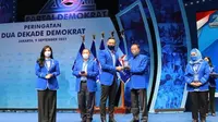 Ketua Umum Partai Demokrat Agus Harimurti Yudhoyono (AHY) memberikan penghargaan kepada 35 pendiri dan fungsionaris senior partainya. (Liputan6.com/Muhammad Radityo Priyasmoro)