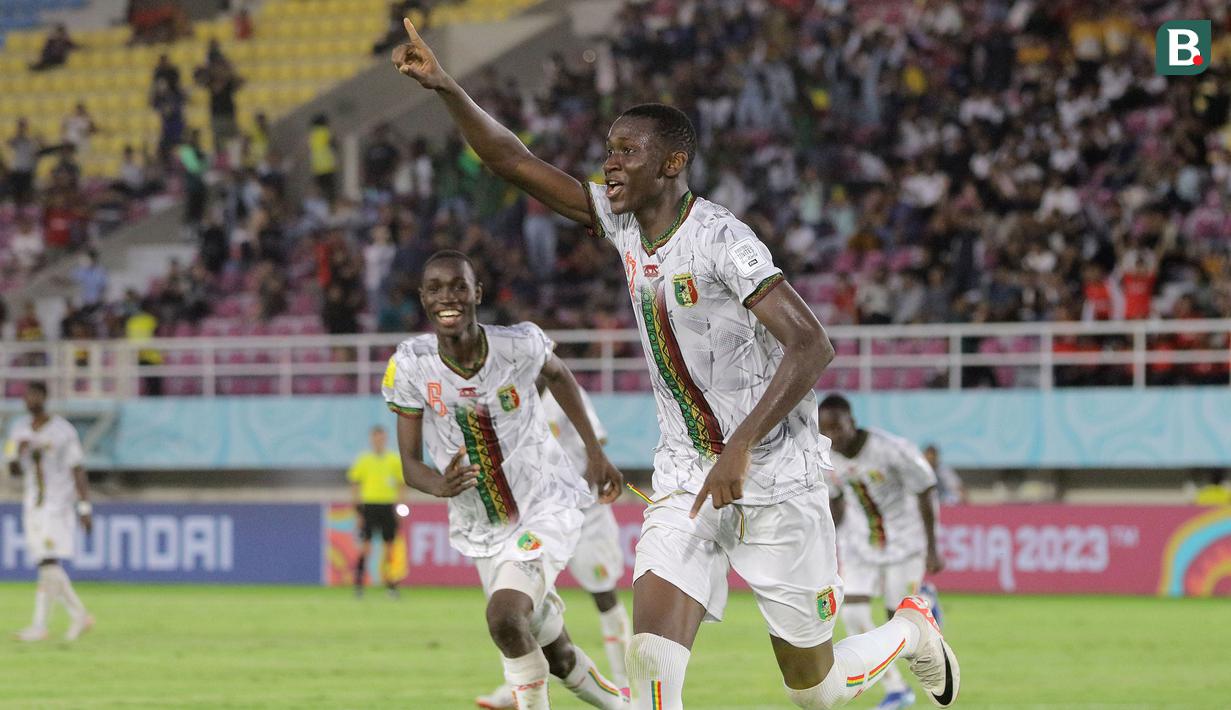 Mamadou Doumbia total mencetak 3 gol bagi Timnas Mali U-17 hanya dari satu laga di Grup B. Ketiga gol dicetaknya saat menang 3-0 atas Uzbekistan pada matchday pertama. Pada Matchday kedua saat kalah 0-1 dari Spanyol ia mendapatkan kartu merah, hingga harus dihukum tak boleh bermain pada matchday ketiga saat mennag 5-1 atas Kanada. (Bola.com/Arief Bagus)