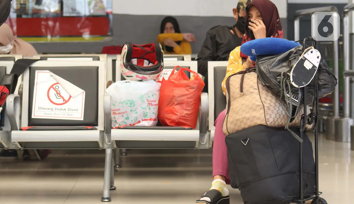 Calon penumpang Kereta Api Jarak Jauh menunggu waktu keberangkatan di Stasiun Pasar Senen, Jakarta, Kamis (23/4/2020). Per tanggal 24-30 April 2020, PT KAI (persero) membatalkan semua perjalanan kereta dari dan menuju Jakarta. (Liputan6.com/Helmi Fithriansyah)