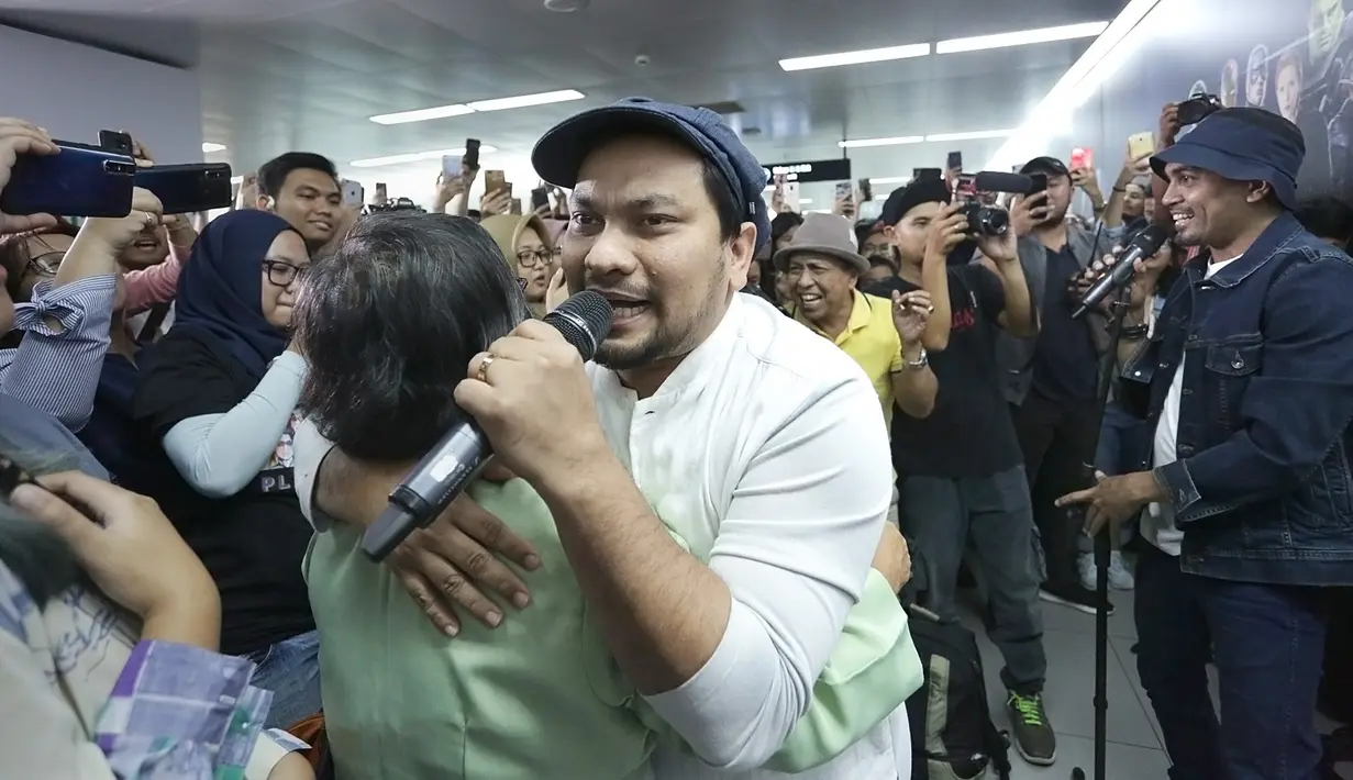 Tompi dan Glenn Fredly Ngamen