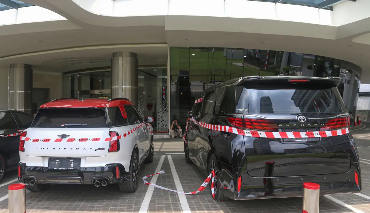 Sebelumnya, Kejagung menyebut total kerugian negara dalam perkara korupsi tersebut mencapai Rp285 triliun yang terdiri dari kerugian keuangan negara sebesar Rp193,7 dan Rp91,3 triliun dari kerugian perekonomian negara. (merdeka.com/Arie Basuki)