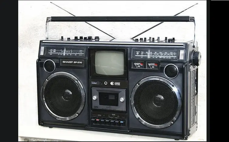 Radio portable atau boombox (Sumber: CBS News)