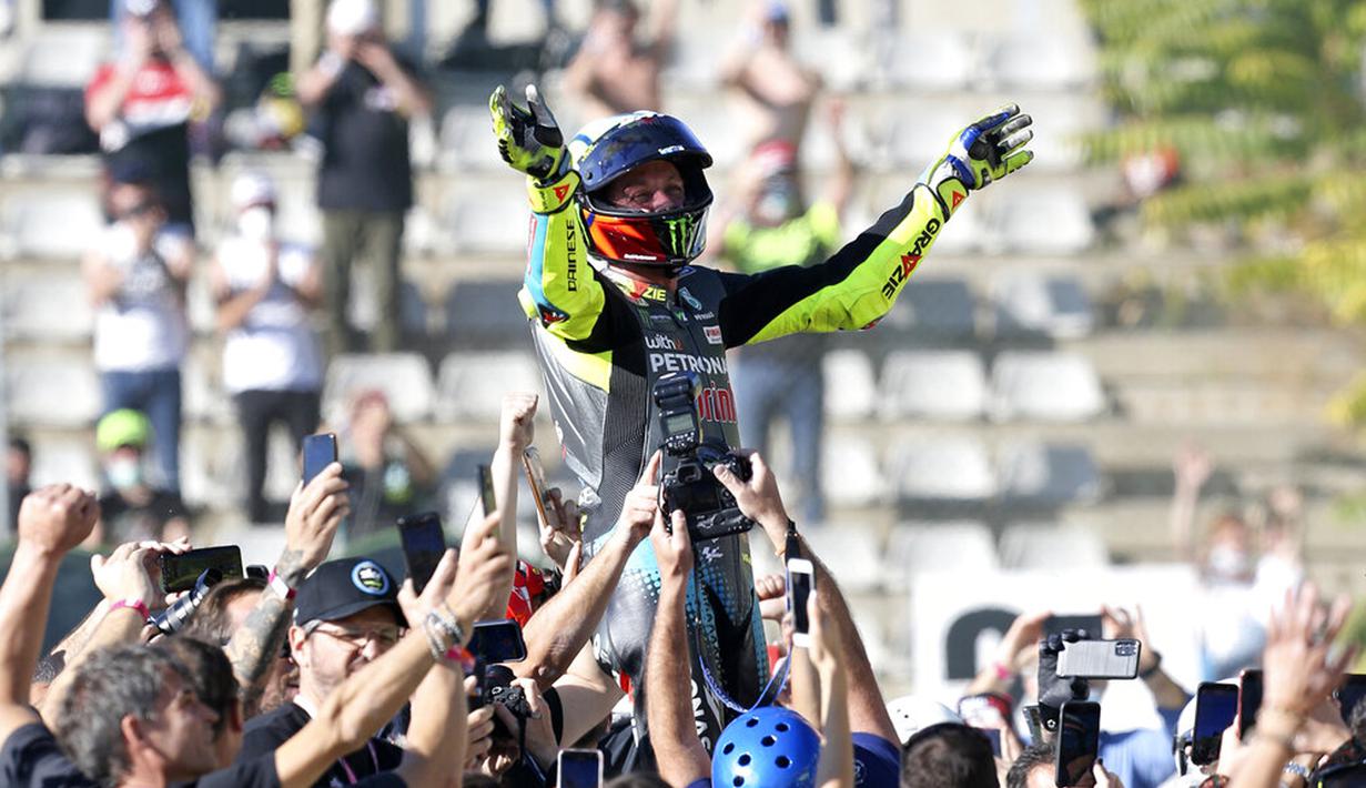 Pembalap MotoGP Valentino Rossi melambaikan tangan pada akhir balapan MotoGP Valencia 2021 di Sirkuit Ricardo Tormo, Cheste, Spanyol, 14 November 2021. Valentino Rossi mengakhiri musim dan kariernya di MotoGP pada balapan MotoGP Valencia 2021. (AP Photo/Alberto Saiz)