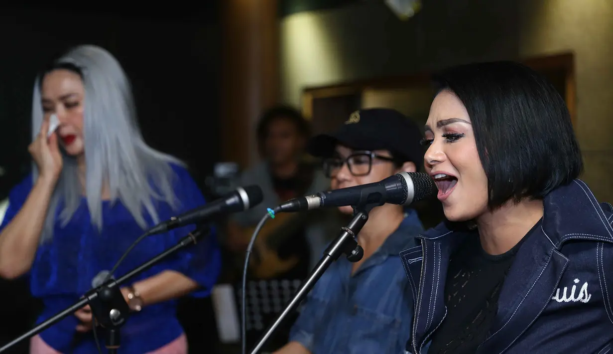 Tidak berbeda dengan konser di kota-kota sebelumnya, di Jakarta nanti tiga penyanyi senior itu juga akan membawakan lagu secara solo disamping membawakan secara kolaborasi. (Nurwahyunan/Bintang.com)