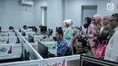 Peserta Puteri Muslimah Asia 2018 melihat ruangan monitoring Komisi Penyiaran Indonesia (KPI), Jakarta, Jumat (4/5). Kunjungan tersebut untuk mengenalkan peserta Puteri Muslimah Asia lebih dekat tugas dan tanggung jawab KPI. (Liputan6.com/Faizal Fanani)