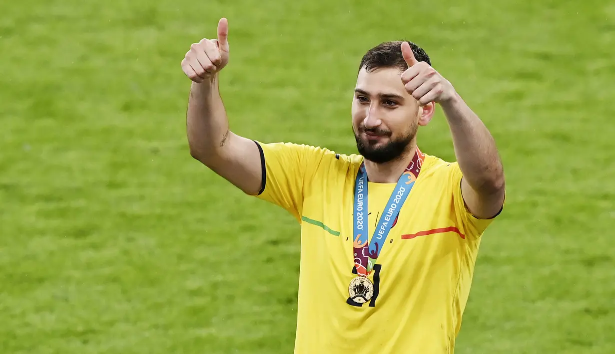 Kiper Italia, Gianluigi Donnarumma, dinobatkan menjadi pemain terbaik Euro 2020 berkat penampilan apiknya sejak fase grup hingga partai final. (Foto:AP/Facundo Arrizabalaga)