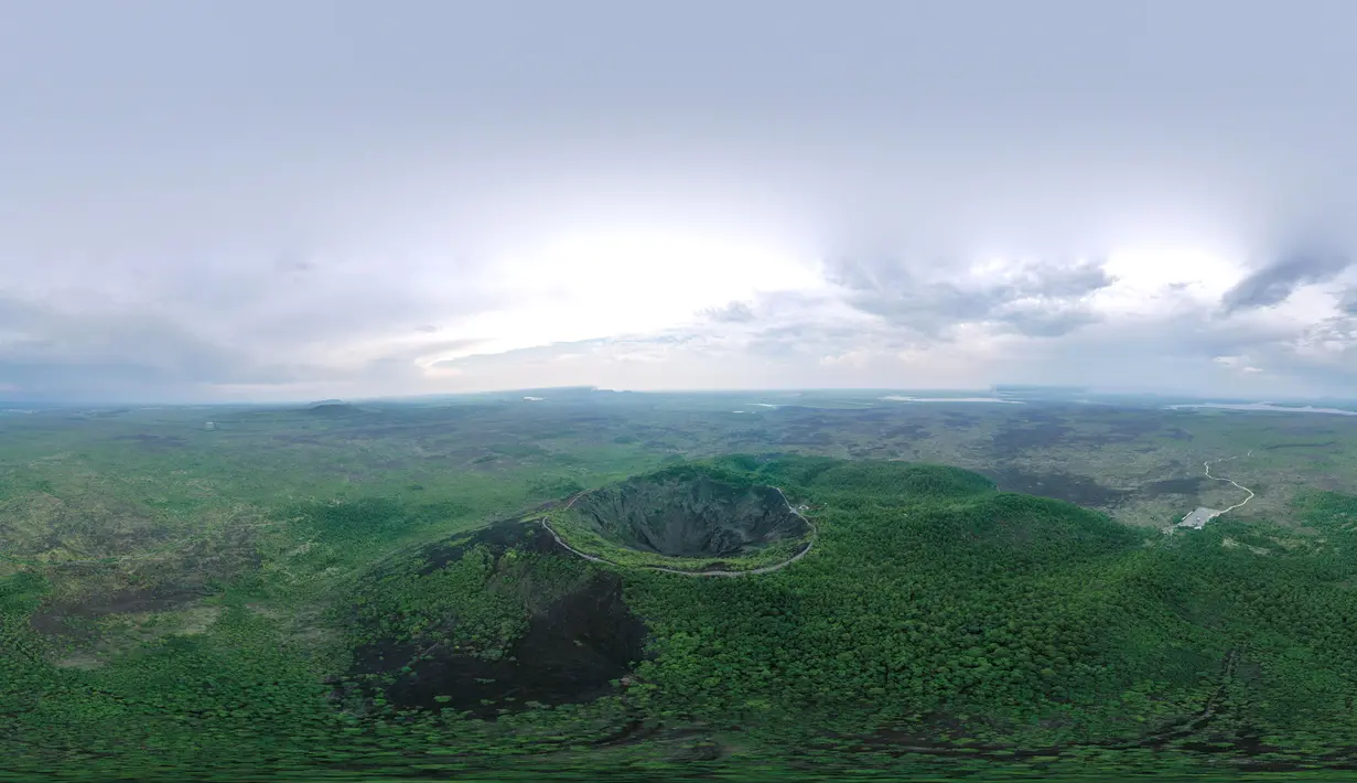 Pemandangan objek wisata Wudalianchi di Heihe, Heilongjiang, China, Jumat (3/7/2020). Wudalianchi atau lima danau bendungan lava memiliki geomorfologi dan geologi gunung berapi tipikal yang masih utuh serta dianggap sebagai Museum Gunung Berapi Alami oleh kalangan geolog. (Xinhua/Xie Jianfei)
