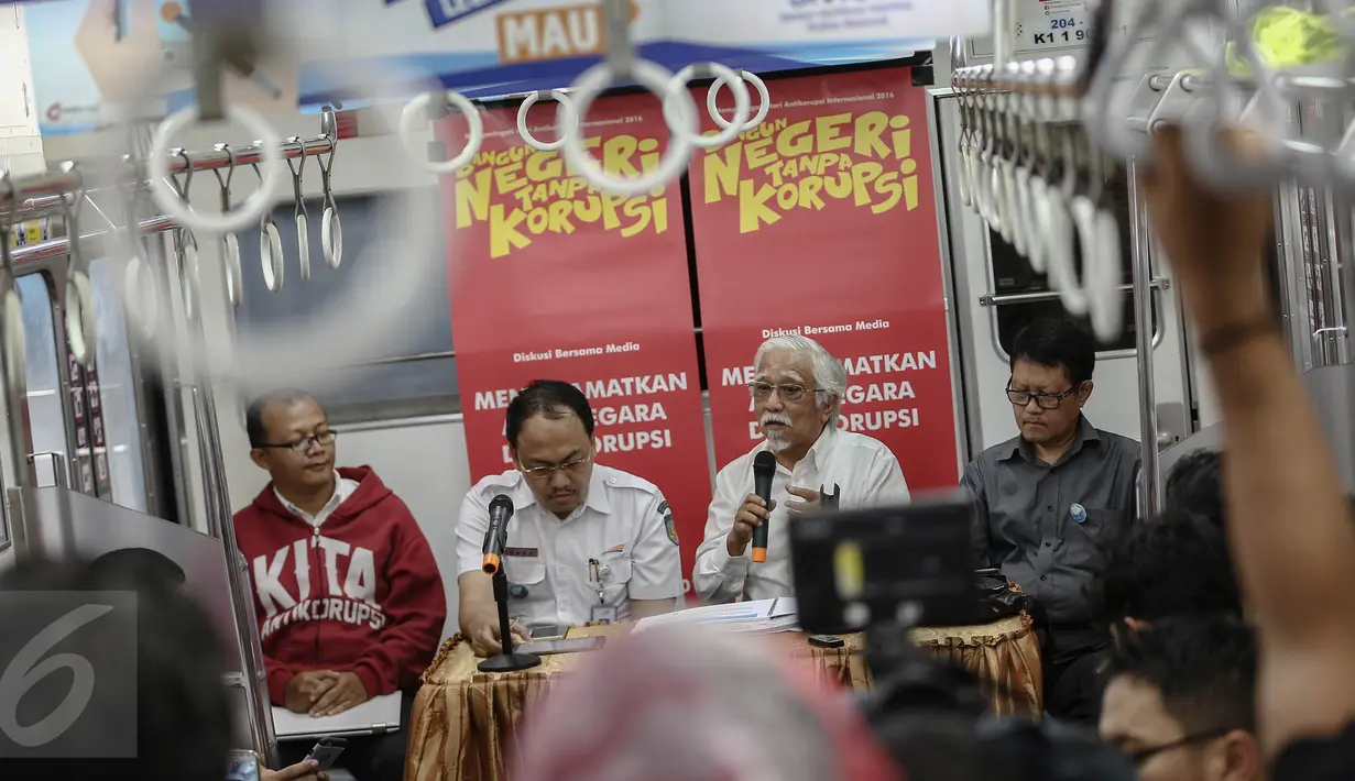 Suasana dalam diskusi peringatin hari anti korupsi di dalam KRL Jakarta-Bogor, Rabu (21/12). Diskusi tersebut bertemakan penyelamatan aset negara dari korupsi. (Liputan6.com/Faizal Fanani)