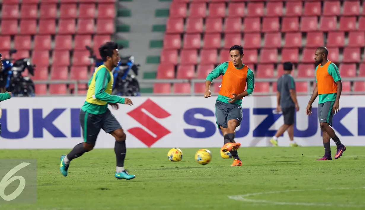 Pemain belakang Timnas Indonesia, Gunawan DC (kedua kiri) saat latihan jelang final kedua Piala AFF 2016 di Rajamangala Stadium, Bangkok, Thailand, Jumat (16/12). Indonesia akan melakoni laga tandang lawan Thailand. (Liputan6.com/Helmi Fithriansyah)