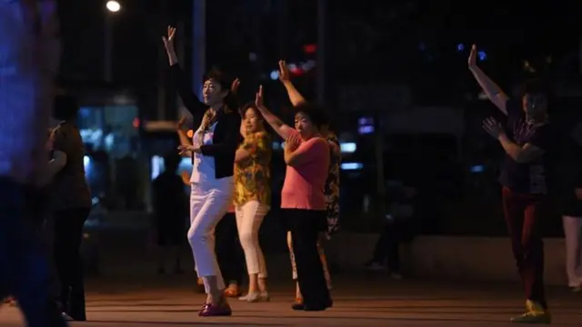 Melawan Narkoba, Puluhan Nenek Berdansa