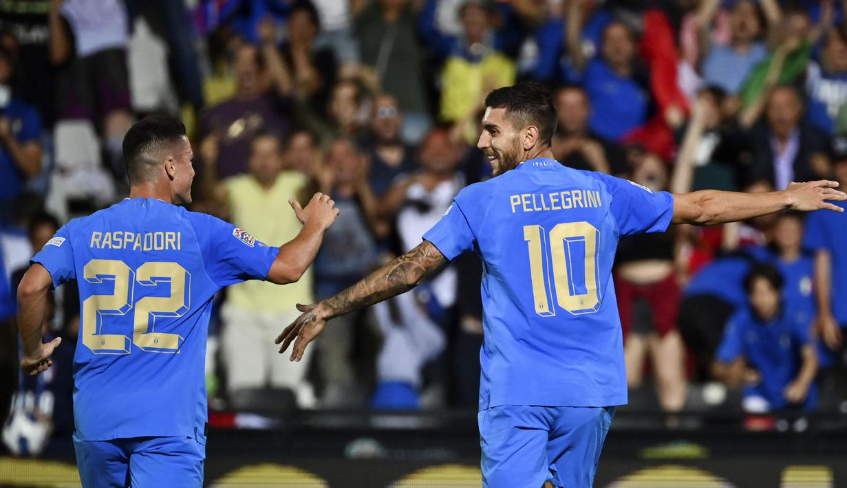 Sementara itu, Gol kedua Italia tiba pada menit-menit akhir babak pertama. Bermula dari aksi Matteo Politano yang sukses melewati Attila Szalai, pemain kelahiran Roma tersebut berhasil memberikan umpan silang yang kemudian berhasil dibelokkan Lorenzo Pellegrini dan menembus gawang yang dijaga Denes Dibusz. (LaPresse AP/Massiomo Paolone)