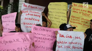 Karyawan Hotel Alexis memprotes penyegelan yang dilakukan Satpol PP di Jakarta Utara, Kamis (29/3). Penutupan terkait kasus dugaan adanya praktek prostitusi dan perdagangan manusia di hotel tersebut. (Liputan6.com/Immanuel Antonius)