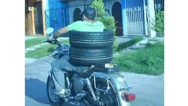 6 Potret Nyeleneh Orang Bawa Barang di Motor Ini Kocak