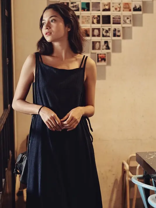 Seperti kali ini, Putri tampak sedang menikmati udara segar di padang rumput. Gayanya simple banget, hanya celana panjang warna merah serta kaos lengan panjangnya yang berwarna hitam. (Instagram/putrimarino)