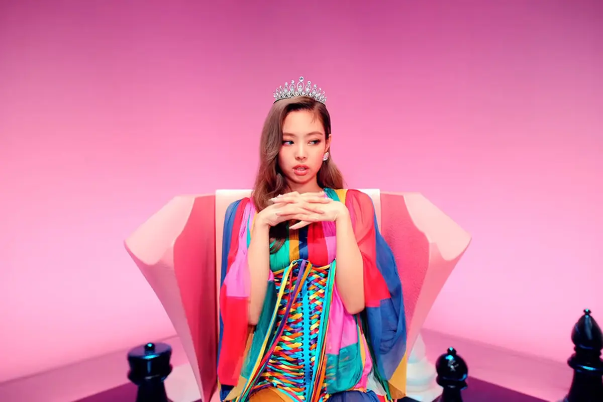[Bintang] Sama-sama Comeback, Blackpink dan Red Velvet Tunjukkan Gaya Streetwear yang Colorful