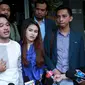 Ayu Ting Ting didampingi Ruben Onsu usai melaporkan Instagram Jual Bayi Murah di Polda Metro Jaya. [Foto: Fachrur Rozie/Liputan6.com]