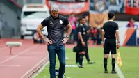 Pelatih Rans Nusantara FC, Rodrigo Santana tertunduk lesu saat melawan Persija Jakarta pada laga BRI Liga 1 di Stadion Patriot Candrabhaga, Bekasi, Jumat (3/2/2023). Rans Nusantara FC kalah dengan skor 1-3. (Bola.com/M Iqbal Ichsan)