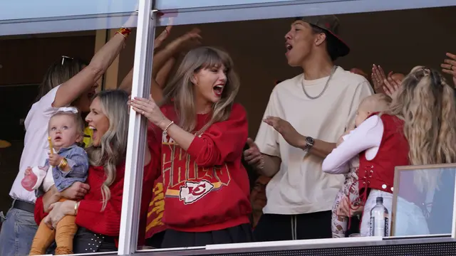 Taylor Swift nonton pertandingan football Travis Kelce. (AP Photo/Ed Zurga)