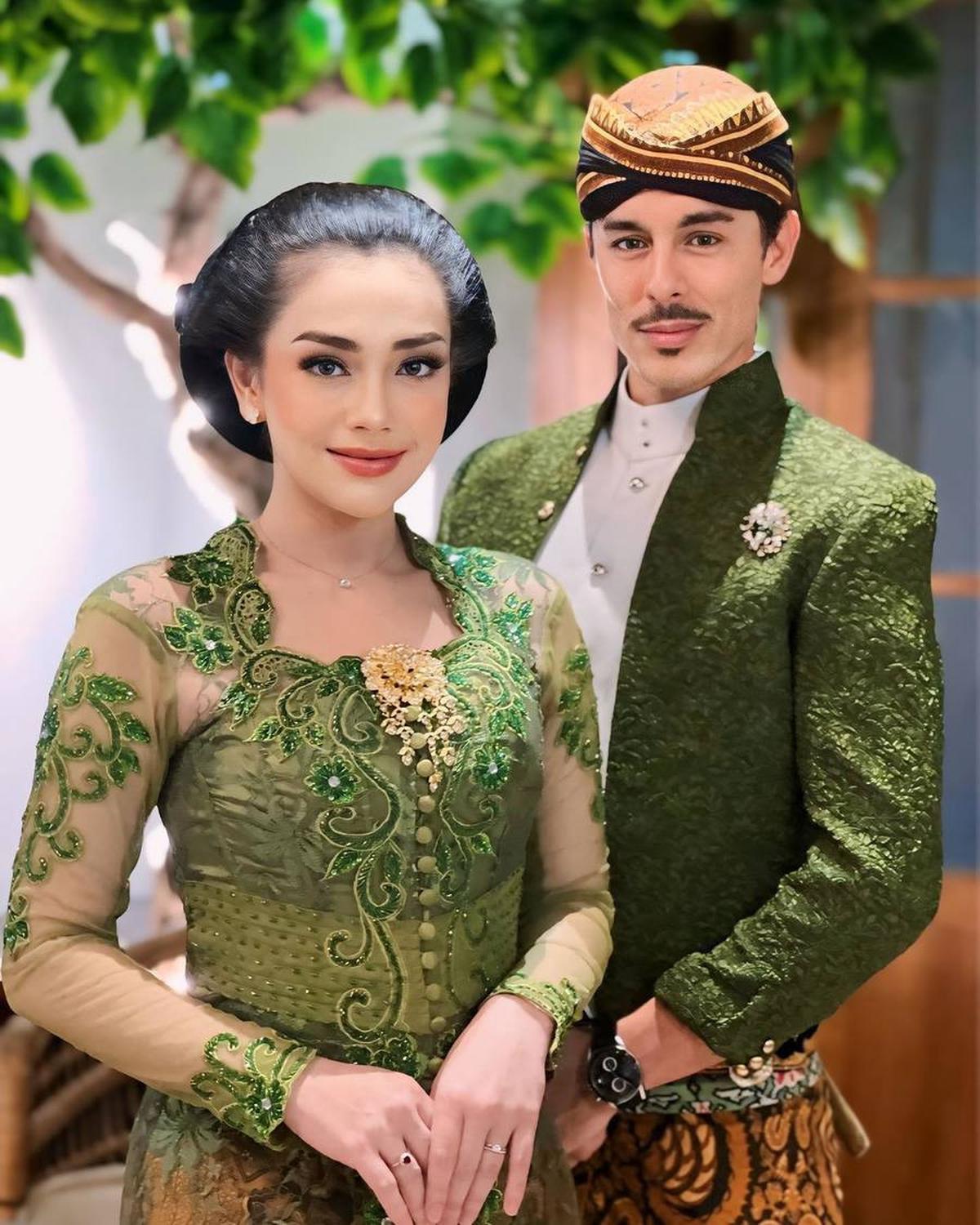 Karena sama-sama memiliki darah bule, warganet merasa Celine dan David cocok satu sama lain.