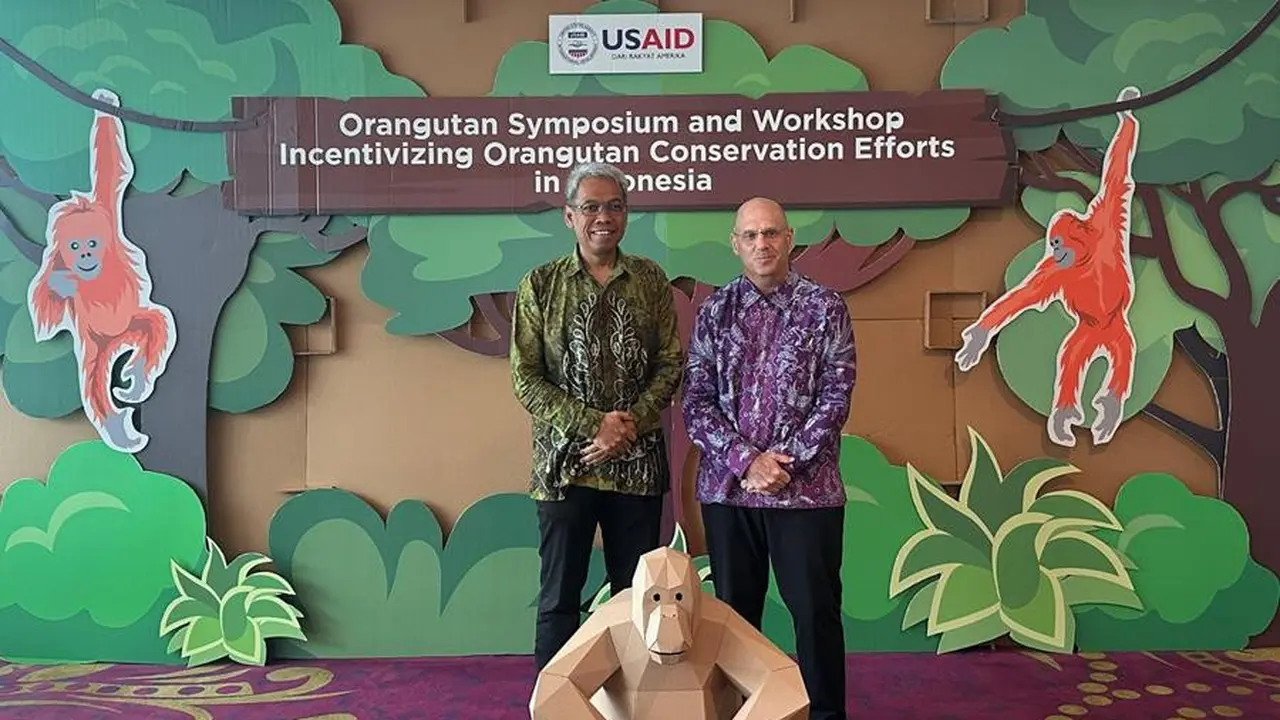 Dirjen Konservasi Sumber Daya Alam dan Ekosistem Kementerian Kehutanan Satyawan Pudyatmoko dan Direktur USAID Indonesia Jeff Cohen dalam "Simposium dan Lokakarya Orang utan: Mendorong Upaya Konservasi Orang Utan di Indonesia" pada Selasa (10/12/2024).