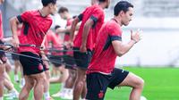 Pemain Persik Kediri Ezra Walian saat mengikuti latihan bareng Persik. (Gatot Sumitro/Bola.com)