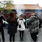 Lulusan sarjana membakar dupa di kuil untuk mendapatkan keberuntungan (Tangkapan layar dari website newsinfo.inquirer.net)